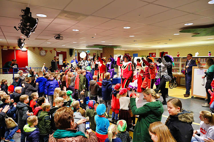 Aankomst van de Sint en zijn Zwarte Pieten in Waarder_085